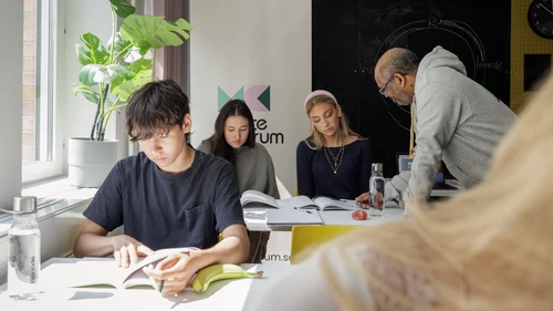 Picture from Mattecentrum with a tutor and three students.
